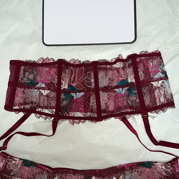 (L) 2pcs Victoria’s Secret Floral Embroidered Set Garter and Thong Panty - Picture 6 of 14